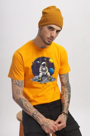 ASTRONAUT MUSTARD GRAPHIC T-SHIRT