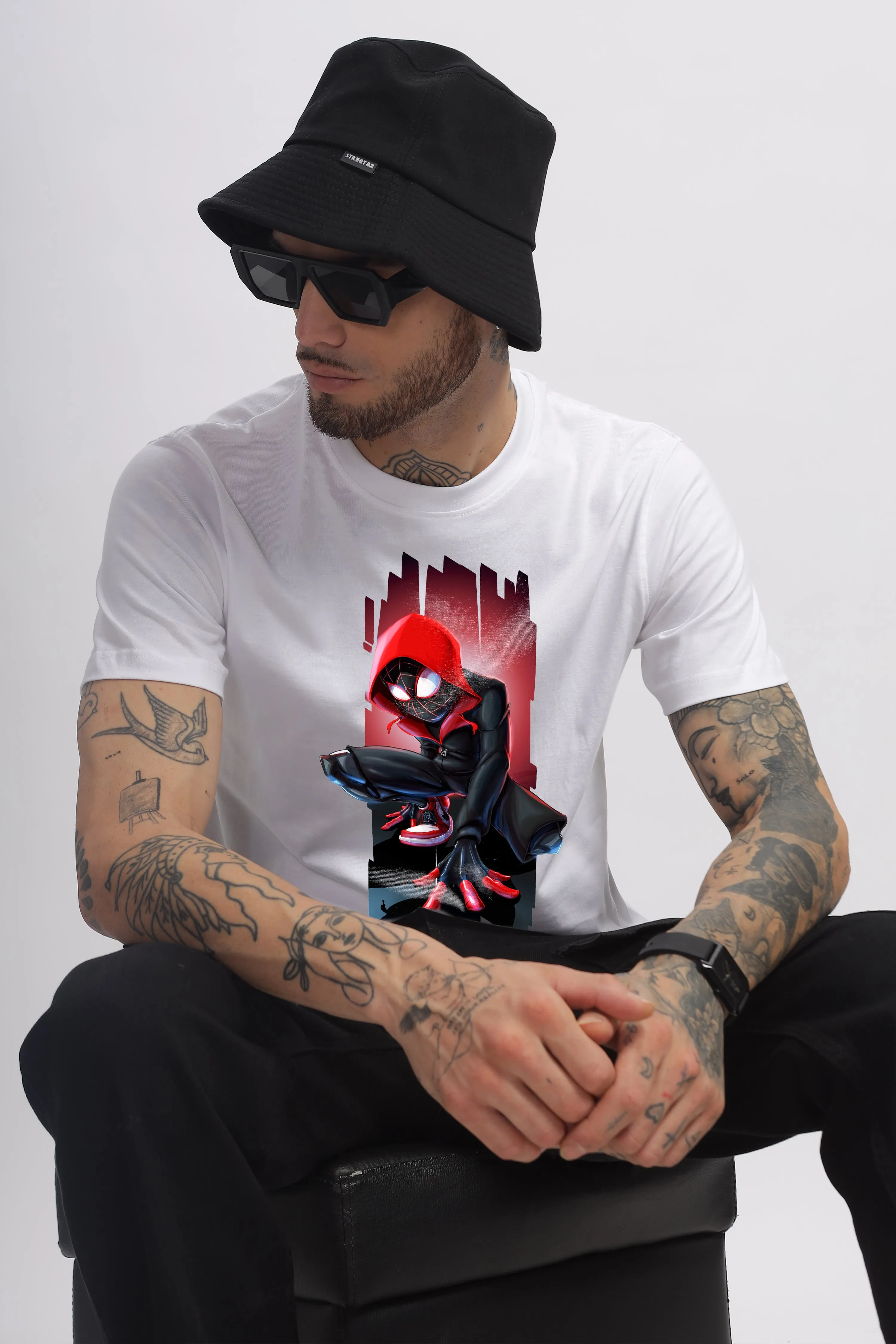 BLACK SPIDEY GRAPHIC WHITE T-SHIRT