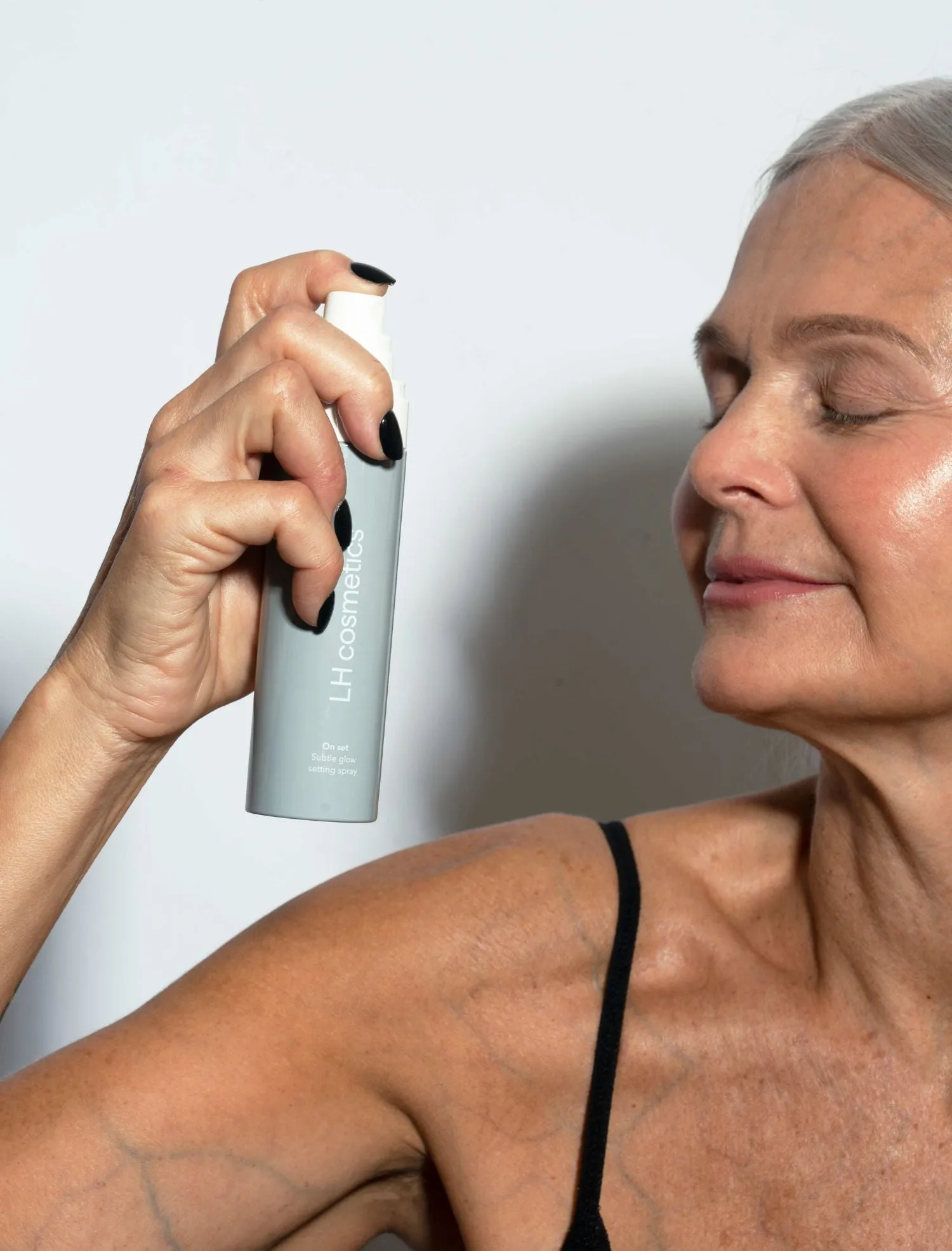 On set – Subtle glow setting spray